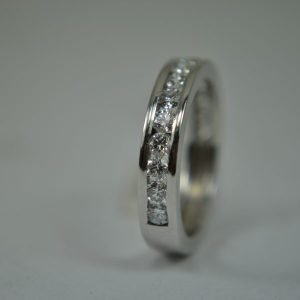 Anillo medio cintillo oro blanco